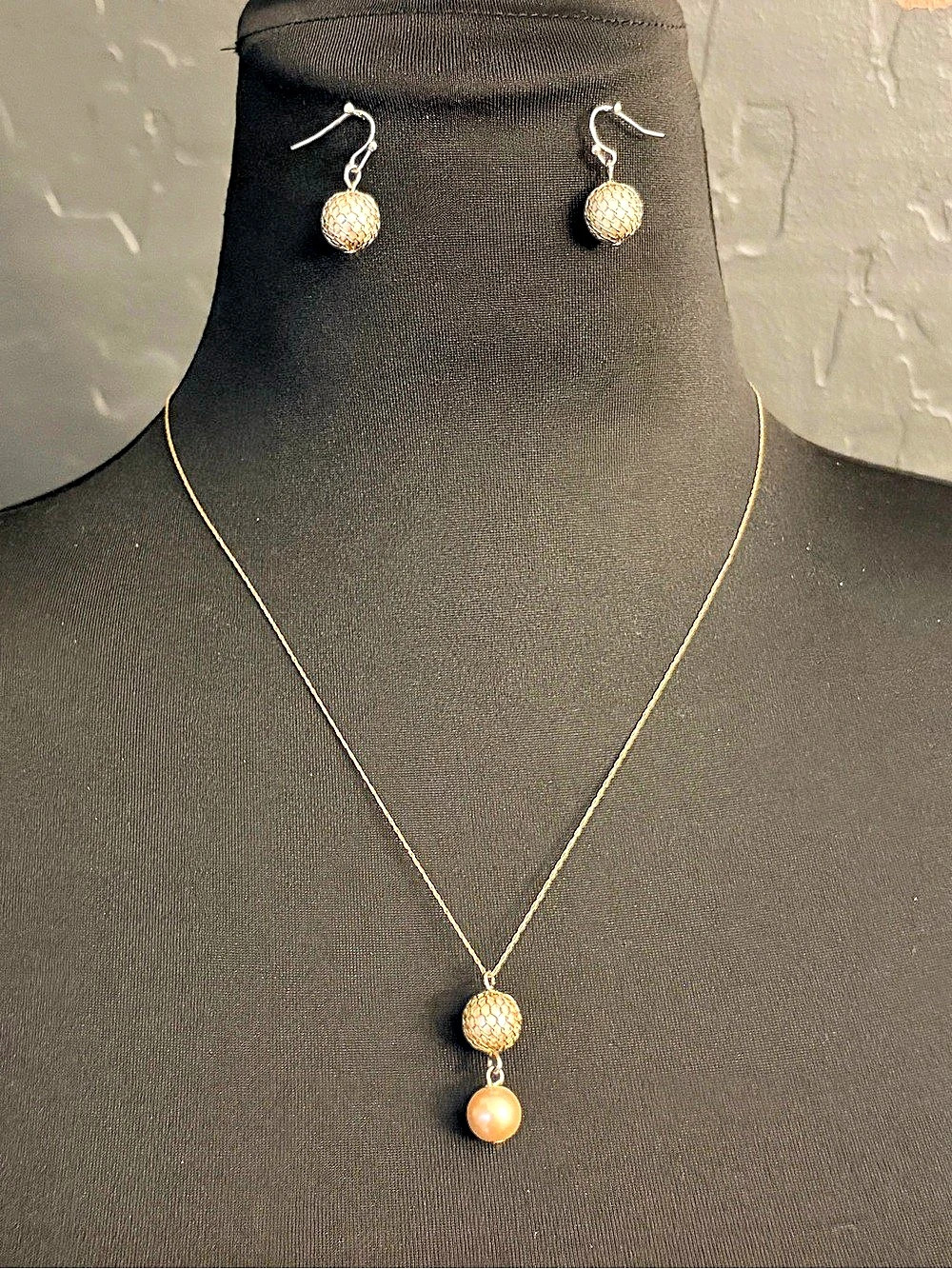 Textured Pendant Necklace & Earrings in Beige/Gold